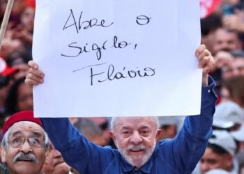 Lula takes to streets with people’s demands as Flávio leans on Big Tech in Brazil’s presidential race