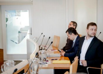 The chairman of Naalakkersuisut cannot answer clearly whether it is a good idea to change the time zone