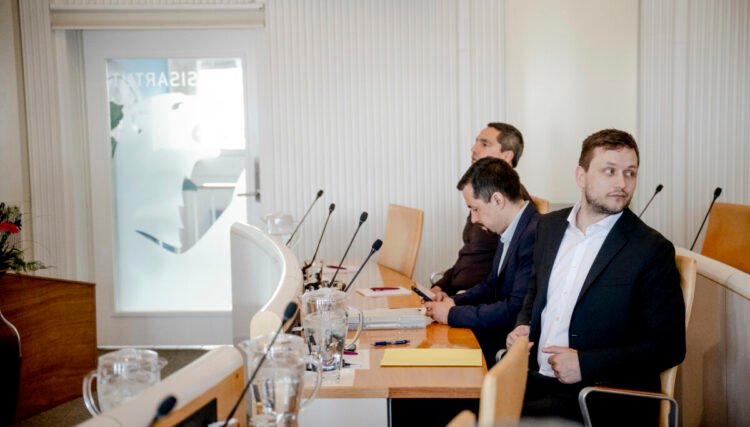 The chairman of Naalakkersuisut cannot answer clearly whether it is a good idea to change the time zone