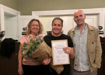 Aaja Chemnitz receives an award for her efforts for democracy, dialogue and factual political debate