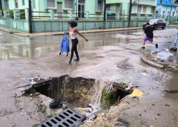 Photo of the day: A huge pothole becomes a waterfall and a trap for passers-by