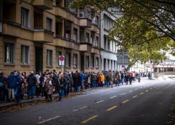 Long queues in Zurich ahead of the Brazil and Serbia elections