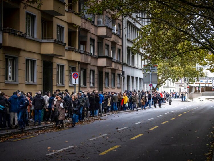 Long queues in Zurich ahead of the Brazil and Serbia elections