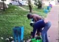 Garbage: Picking up garbage with your hands in Havana: El Rampeño