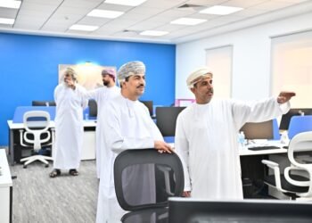 Al Harrasi visits Oman Observer, meets editorial team