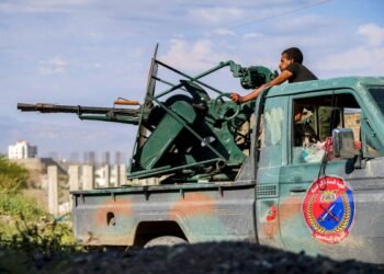 Strike hits Aden airport after evacuation warning