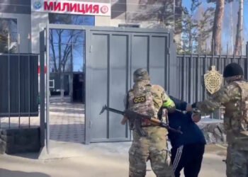 “Ozu zhalgyz tun menen zhyrgap biilep chygat”: Talastagy zhubaylardy balasy olturmok bolgon