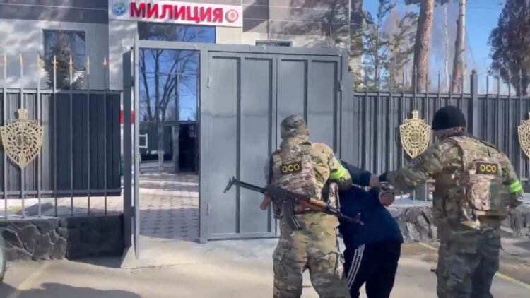 “Ozu zhalgyz tun menen zhyrgap biilep chygat”: Talastagy zhubaylardy balasy olturmok bolgon