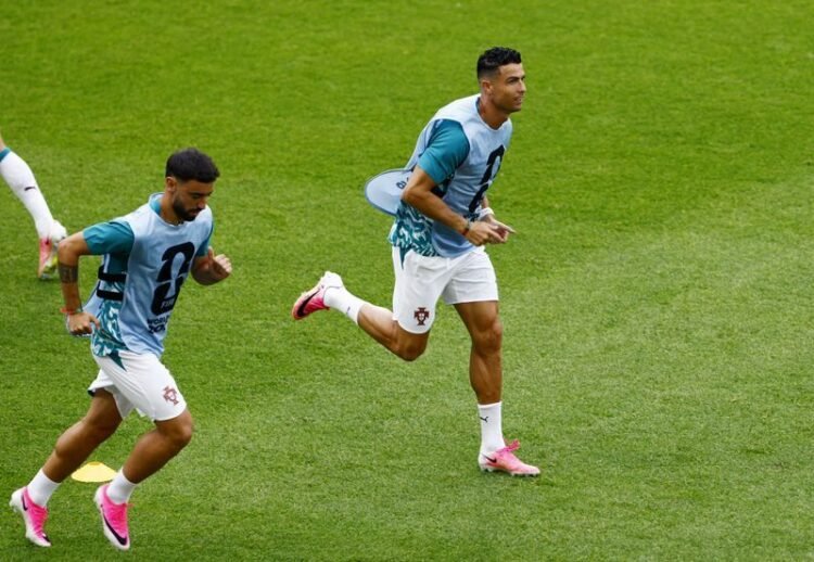 Football: Soccer-Fernandes rejects talk of Portugal rift after Ronaldo’s abrupt departure