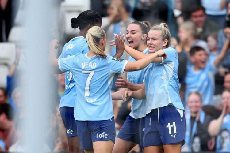 Football: Soccer-Manchester City beat hapless Arsenal 4-2 to stay top of WSL