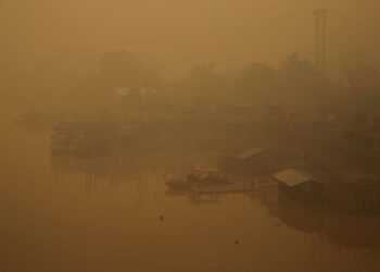Indonesia’s president ready to accept foreign assistance to combat fires, foreign minister says