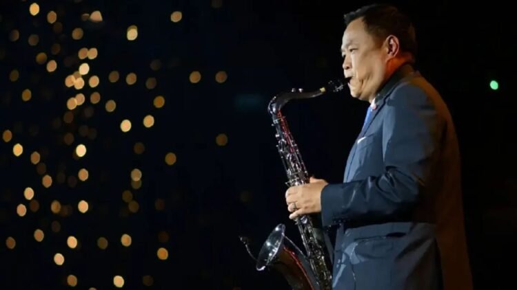 Anutin plays saxophone to welcome IMF and World Bank delegates, promotes Thai culture