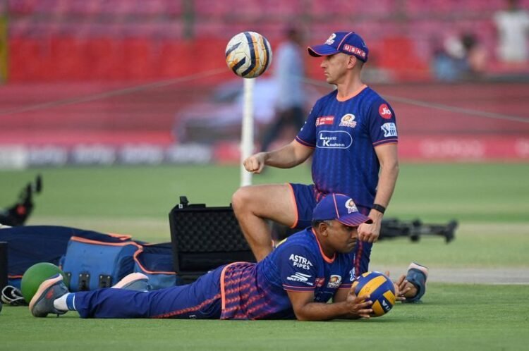Cricket: Cricket-Jayawardene leaves role as Mumbai Indians head coach