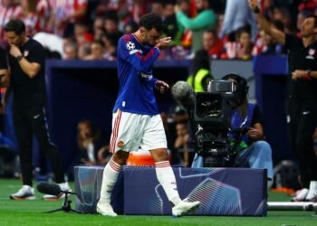 Football: Soccer-Police investigate burglary at Man United captain Fernandes’ house, Athletic reports