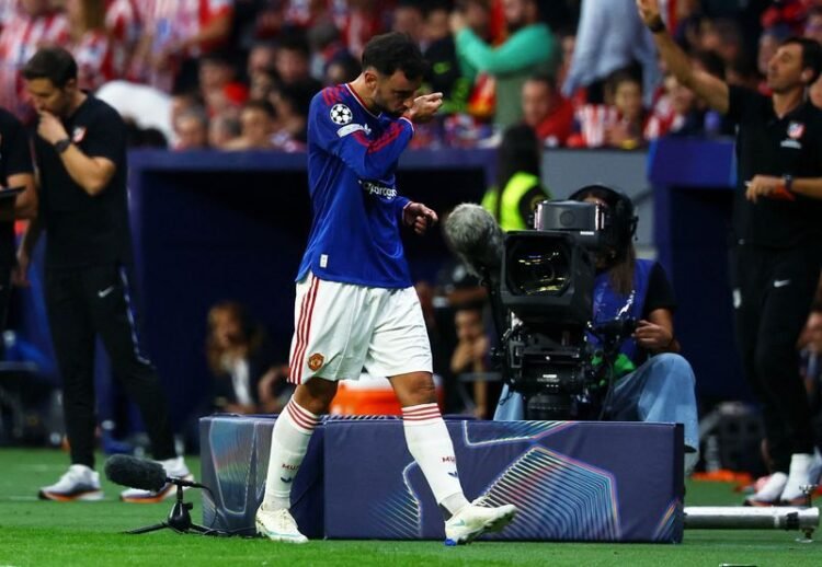 Football: Soccer-Police investigate burglary at Man United captain Fernandes’ house, Athletic reports