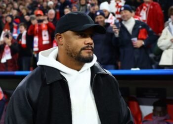 Football: Soccer-Bayern coach Kompany taken to hospital after collapsing during training session