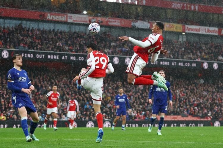 Football: Soccer-Gabriel shines at both ends as Arsenal ease past Everton to go level with Man City