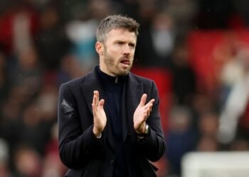 Football: Soccer-Carrick stays on as Man United manager, takes training after crisis talks