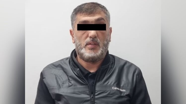 The guy bought a fake iPhone 17 Pro Max. Suspect detained