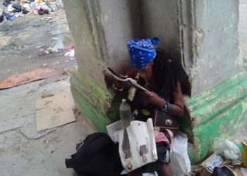Photo of the day: The other lives of a saleswoman on Reina Street