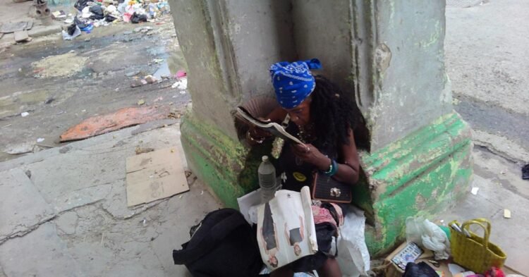 Photo of the day: The other lives of a saleswoman on Reina Street
