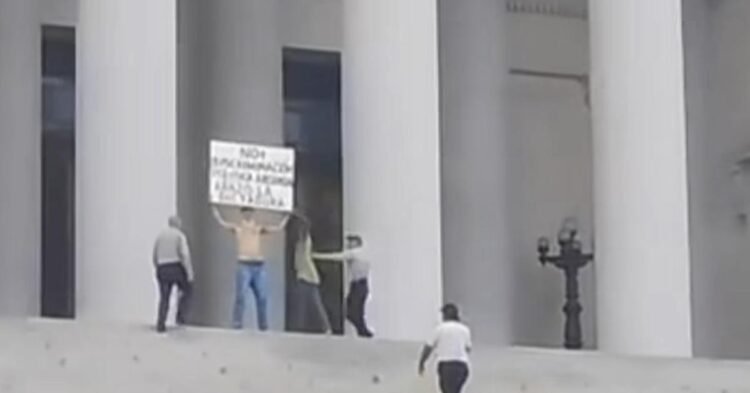 Havana: Detained in the Capitol with a sign asking for freedom