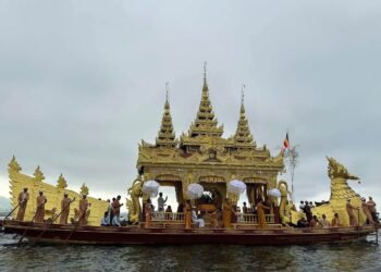 Inlay PhaungdawU Buddha Images begin worship procession