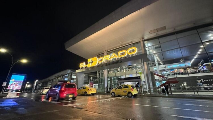Operation at Bogotá’s El Dorado Airport suspended due to electrical storm: emergency due to rain caused a tree to fall at the TransMilenio station