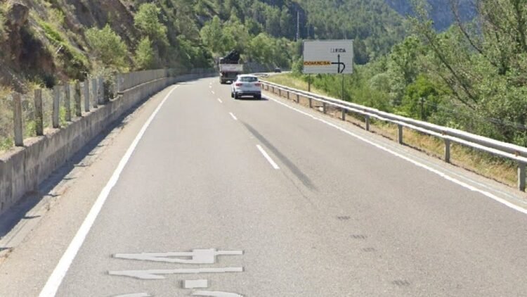 Detention on the C-14 due to an accident with three minor injuries in Ribera d’Urgellet