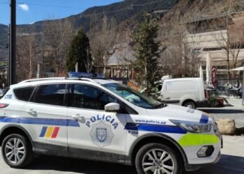 A tourist arrested for displaying two knives and threatening pedestrians in Andorra la Vella