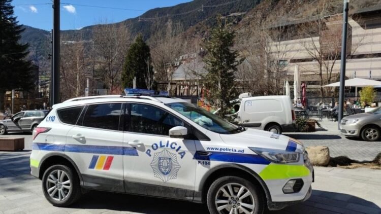 A tourist arrested for displaying two knives and threatening pedestrians in Andorra la Vella