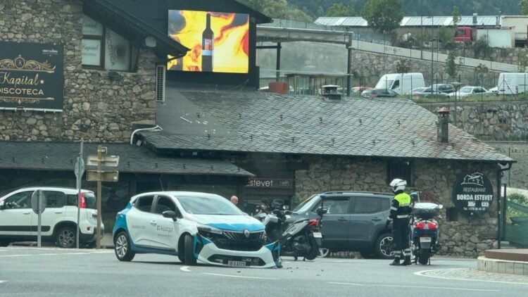Material damage accident at the Comella roundabout in Andorra la Vella