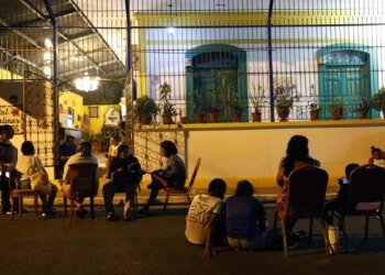 This is how the inhabitants of the area near the epicenter of the 7.7 magnitude earthquake in Panama spent the first night: surveillance and people in the streets