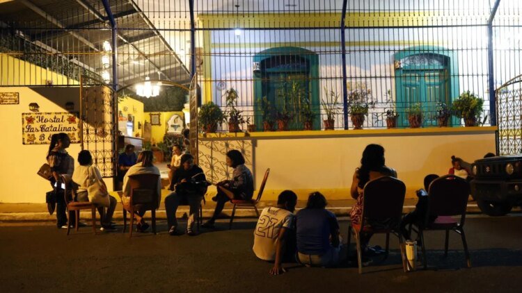 This is how the inhabitants of the area near the epicenter of the 7.7 magnitude earthquake in Panama spent the first night: surveillance and people in the streets