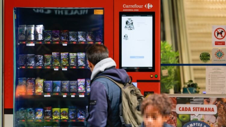 Godeik, Agustín 51 and Mateoz promote Todo Sobres in Andorra, a business of Pokémon cards and other collectibles
