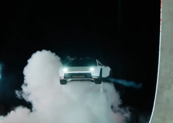Tesla presents the new Roadster, its first car capable of flying and spinning in the air: how much would it cost and what date would it go on sale?