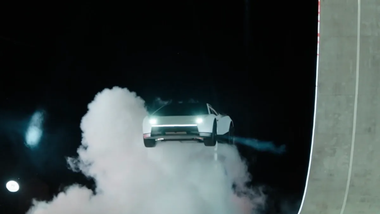 Tesla presents the new Roadster, its first car capable of flying and spinning in the air: how much would it cost and what date would it go on sale?