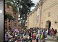 Citizens held a sit-in in front of the National Museum due to the removal of works from the premises; National Anti-riot Unit intervened