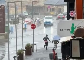 Two suspected smugglers flee on foot in Pas de la Casa during a police chase