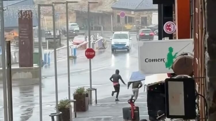 Two suspected smugglers flee on foot in Pas de la Casa during a police chase