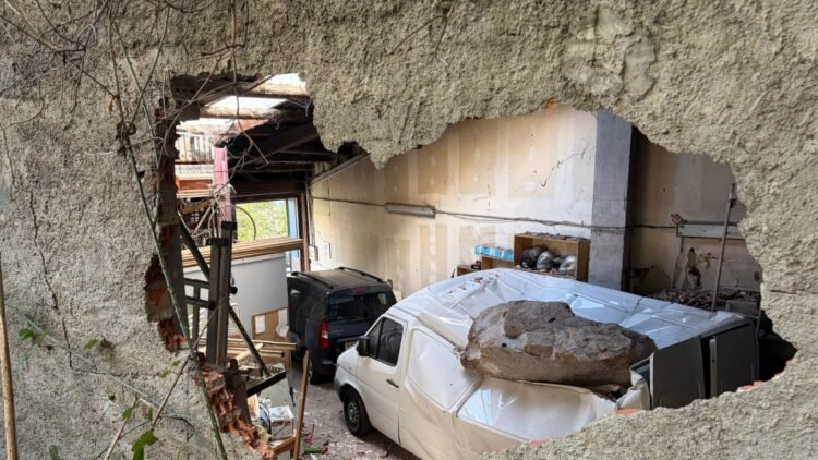 The fall of two rocks damages two ships and a van in Santa Coloma, in Andorra