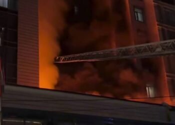 On Mederova Street in Bishkek, a building housing a business center and a hotel is on fire. Video
