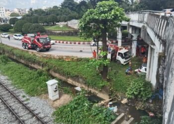Vehicle crashes into bridge pillar in North Okkalapa