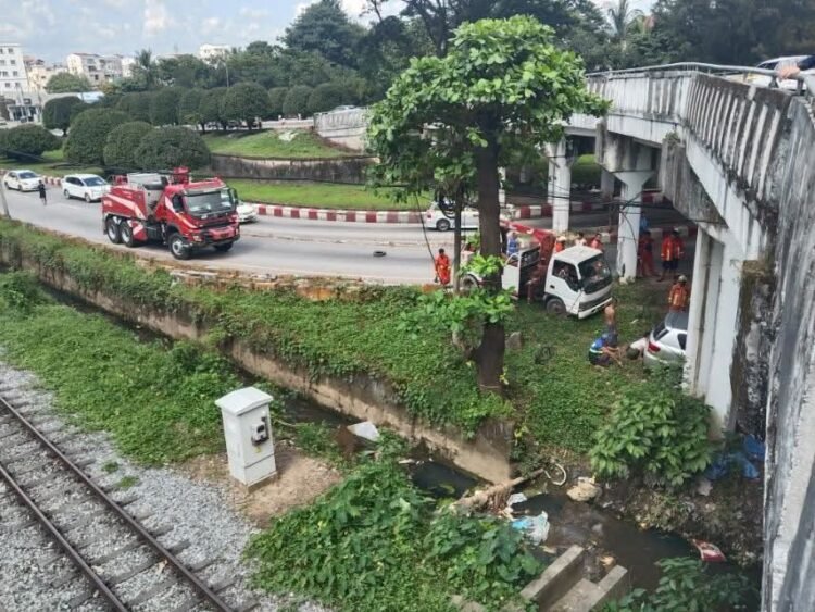 Vehicle crashes into bridge pillar in North Okkalapa
