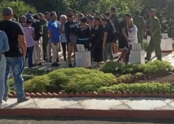 Holguín: Unidentified, they bury the ashes of dead soldiers