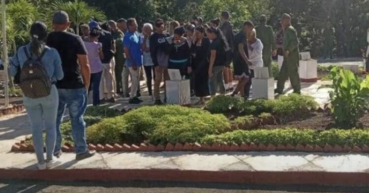 Holguín: Unidentified, they bury the ashes of dead soldiers