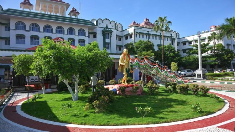 Minor cannot be stripped of Indian citizenship merely because father became U.K. citizen: Madras HC