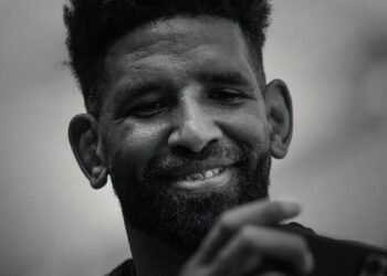 Emotional tribute from players and fans for South African lock before game in France