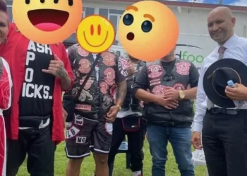 Picture emerges of National minister posing with gang members