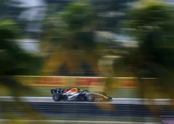 Watch: Liam Lawson narrowly misses Q3 despite teammate’s tow